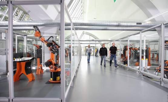 Специальная подготовка и обучение программированию промышленных роботов в повседневной трудовой деятельности